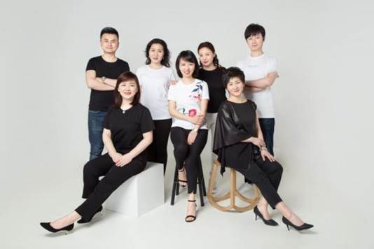 《交响音乐赏析》混合式课程团队照片（户外露出
曹耿献）